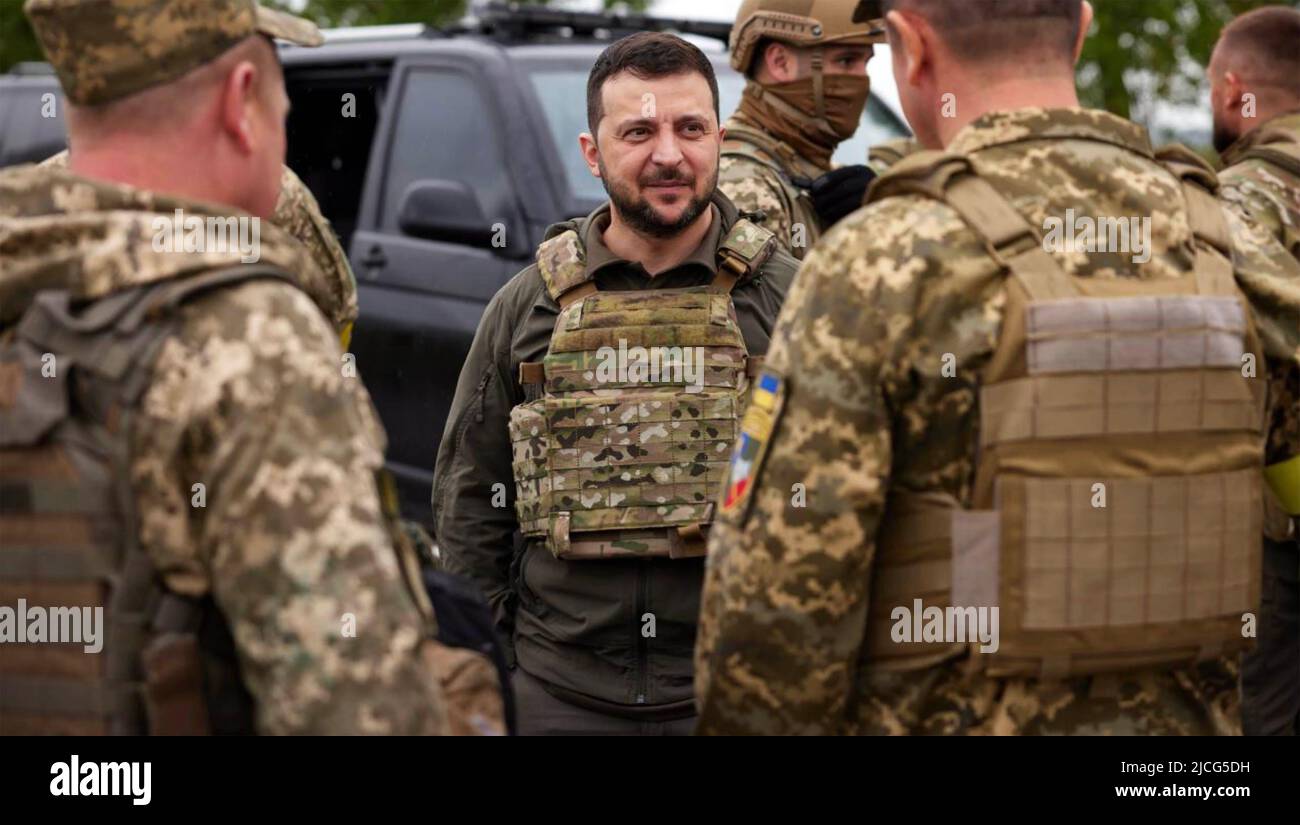 WOLODYMYR ZELENSKI, Präsident der Ukraine, besuchte im Juni 2022 Truppen. Foto: Ukraine Presidential Office. Stockfoto