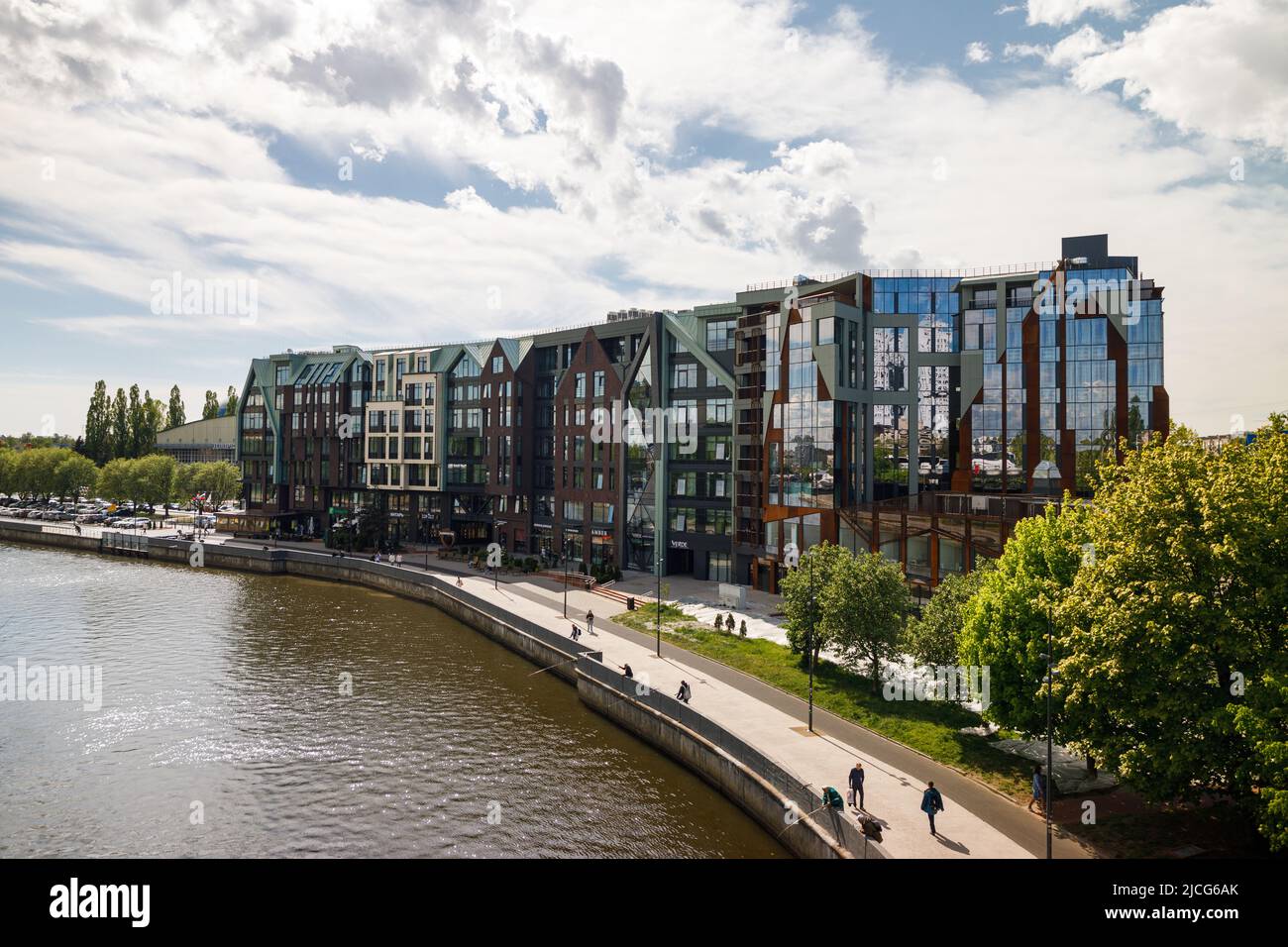 Königsberg, Russland - Mai 16 2022: Das moderne Glasgebäude des Holiday Inn Hotels, Blick von einer Brücke Stockfoto