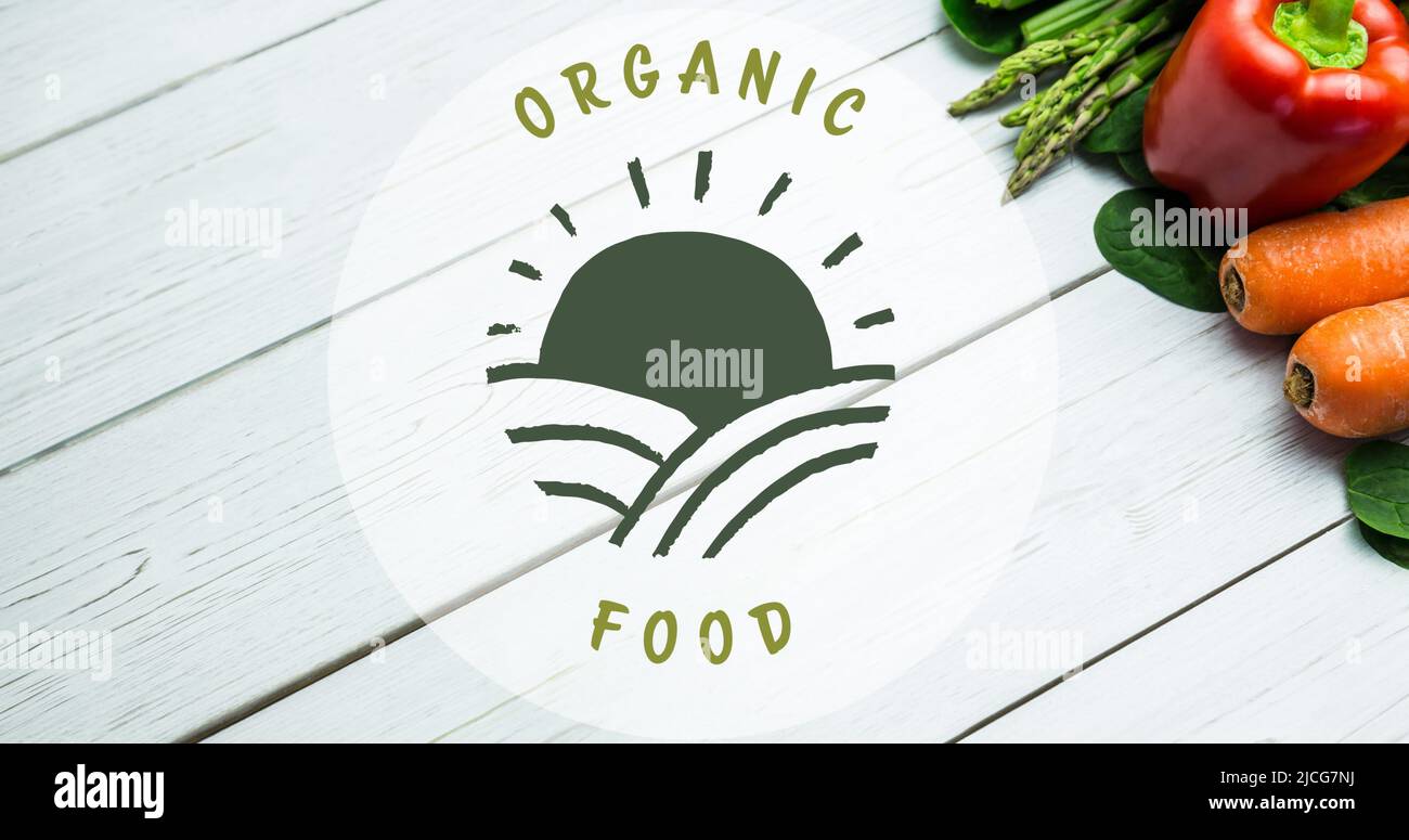 Bild von Bio-Lebensmitteln Text und Logo in grün, über frischem Gemüse auf weißen Brettern Stockfoto
