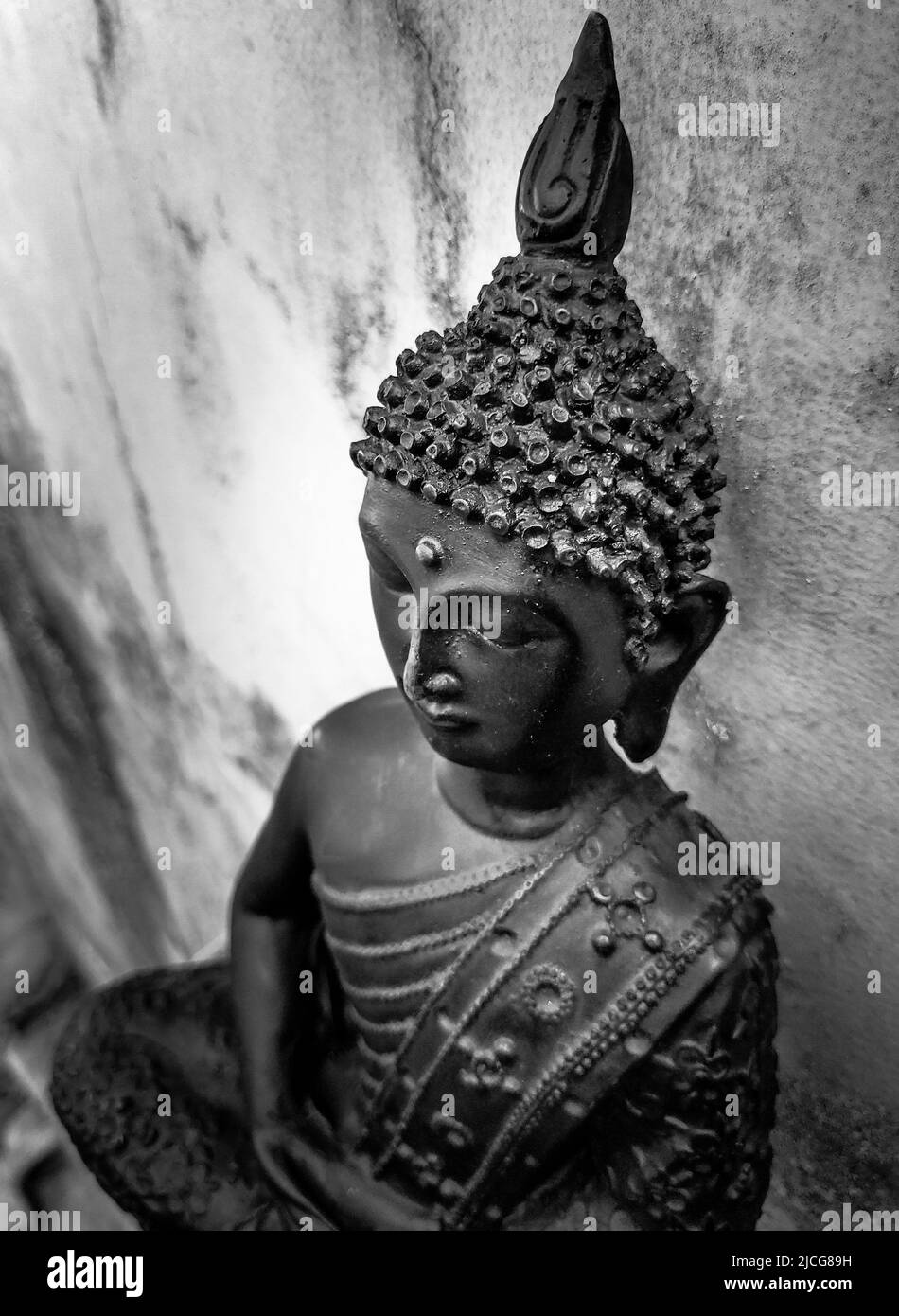 Juni 3. 2021. dehradun Uttarakhand Indien. Buddha Purnima. Eine Nahaufnahme eines Kopfes einer Buddha-Statue in Meditation mit weißem Hintergrund. Stockfoto