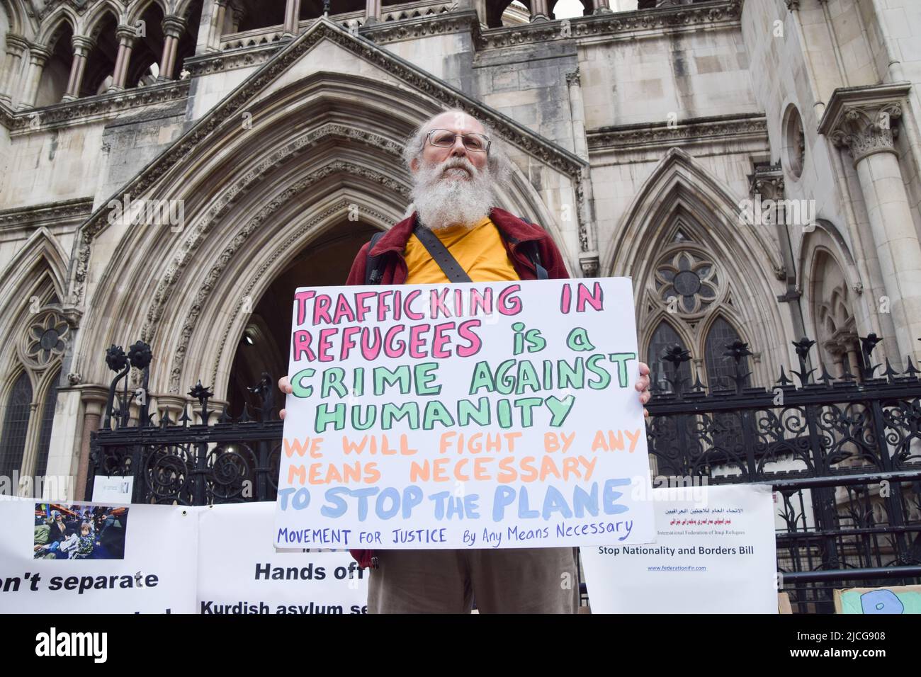 London, Großbritannien. 13.. Juni 2022. Demonstranten versammelten sich vor den königlichen Gerichtshöfen zur Unterstützung von Flüchtlingen, als das Gericht Appelle zur Beendigung der Flüge nach Ruanda hörte. Kredit: Vuk Valcic/Alamy Live Nachrichten Stockfoto