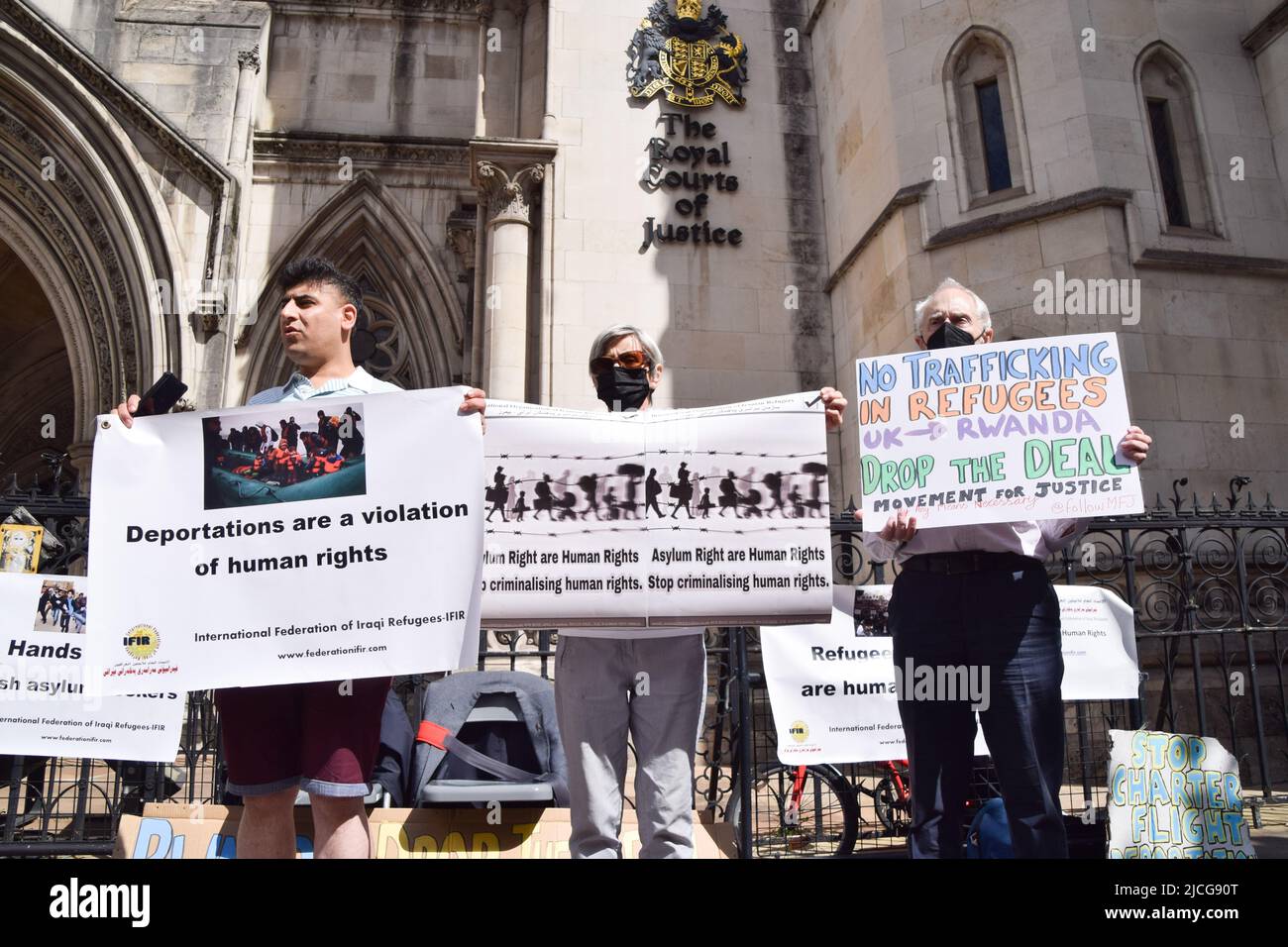 London, Großbritannien. 13.. Juni 2022. Demonstranten versammelten sich vor den königlichen Gerichtshöfen zur Unterstützung von Flüchtlingen, als das Gericht Appelle zur Beendigung der Flüge nach Ruanda hörte. Kredit: Vuk Valcic/Alamy Live Nachrichten Stockfoto