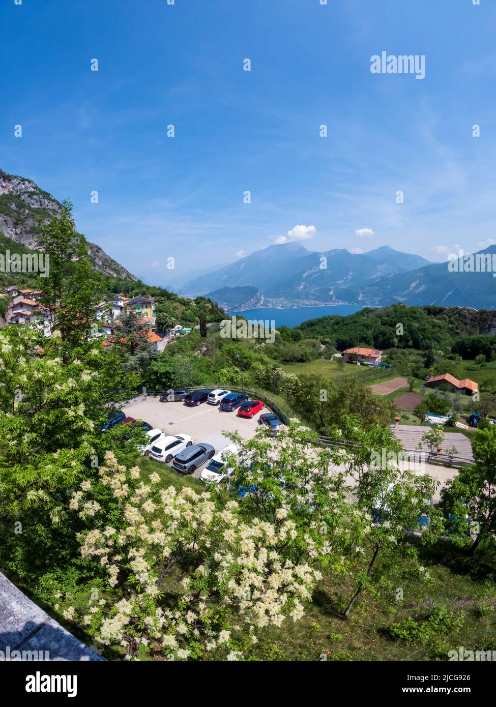 Pregasina, Italien - Mai, 2022 : Blick auf den Parkplatz und das grüne Valle di Ledro Tal, Ausgangspunkt des Wanderweges nach Punta Larici Stockfoto