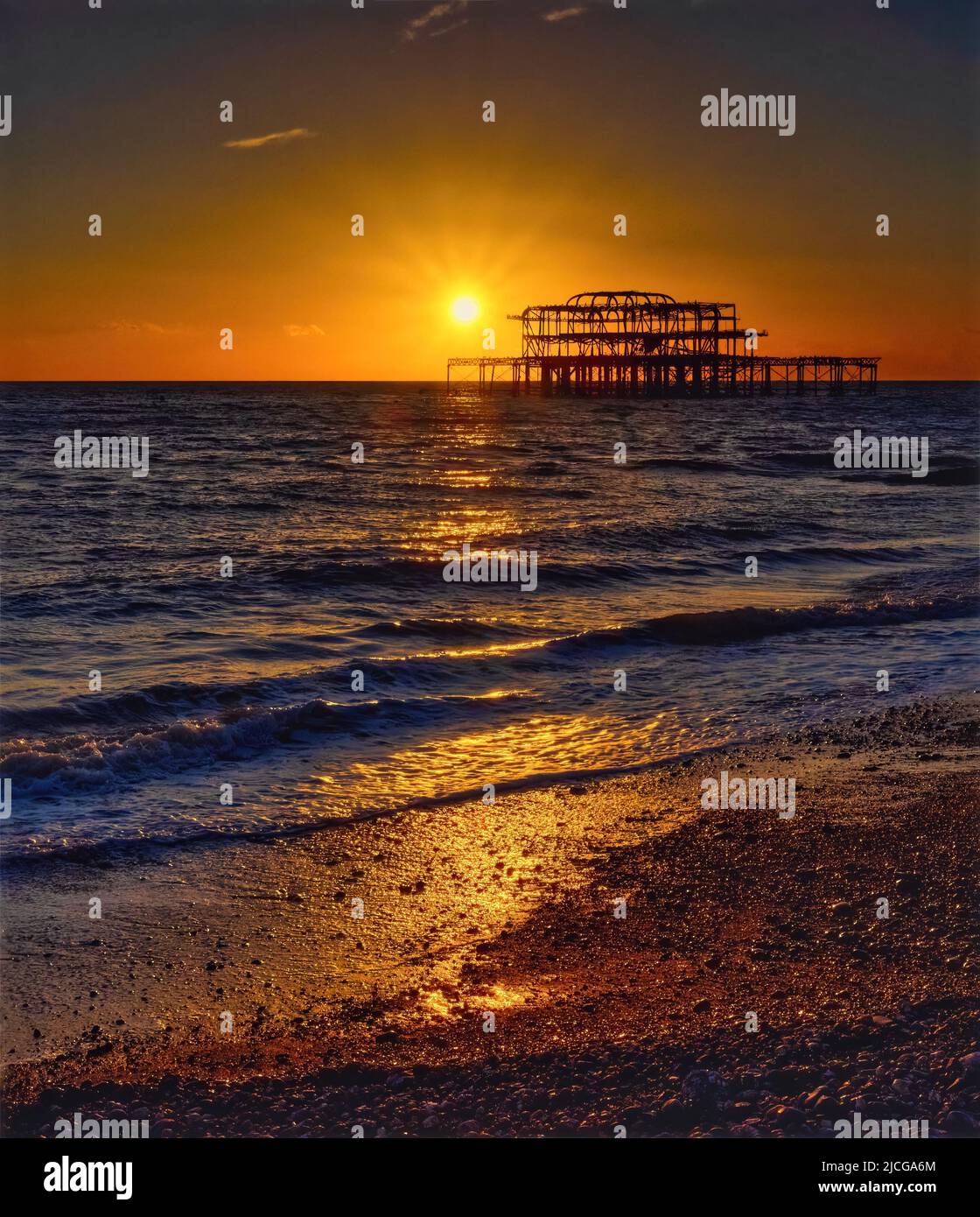 Der legendäre West Pier in Brighton zieht jeden Abend Menschenmassen an, um den Sonnenuntergang zu beobachten. Stockfoto