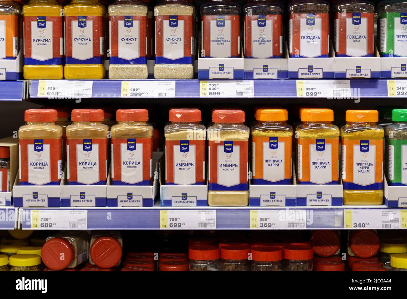 Tjumen, Russland-26. Mai 2022: Metro-Chef loggt verschiedene Gewürze auf der Theke des deutschen multinationalen Unternehmens Stockfoto