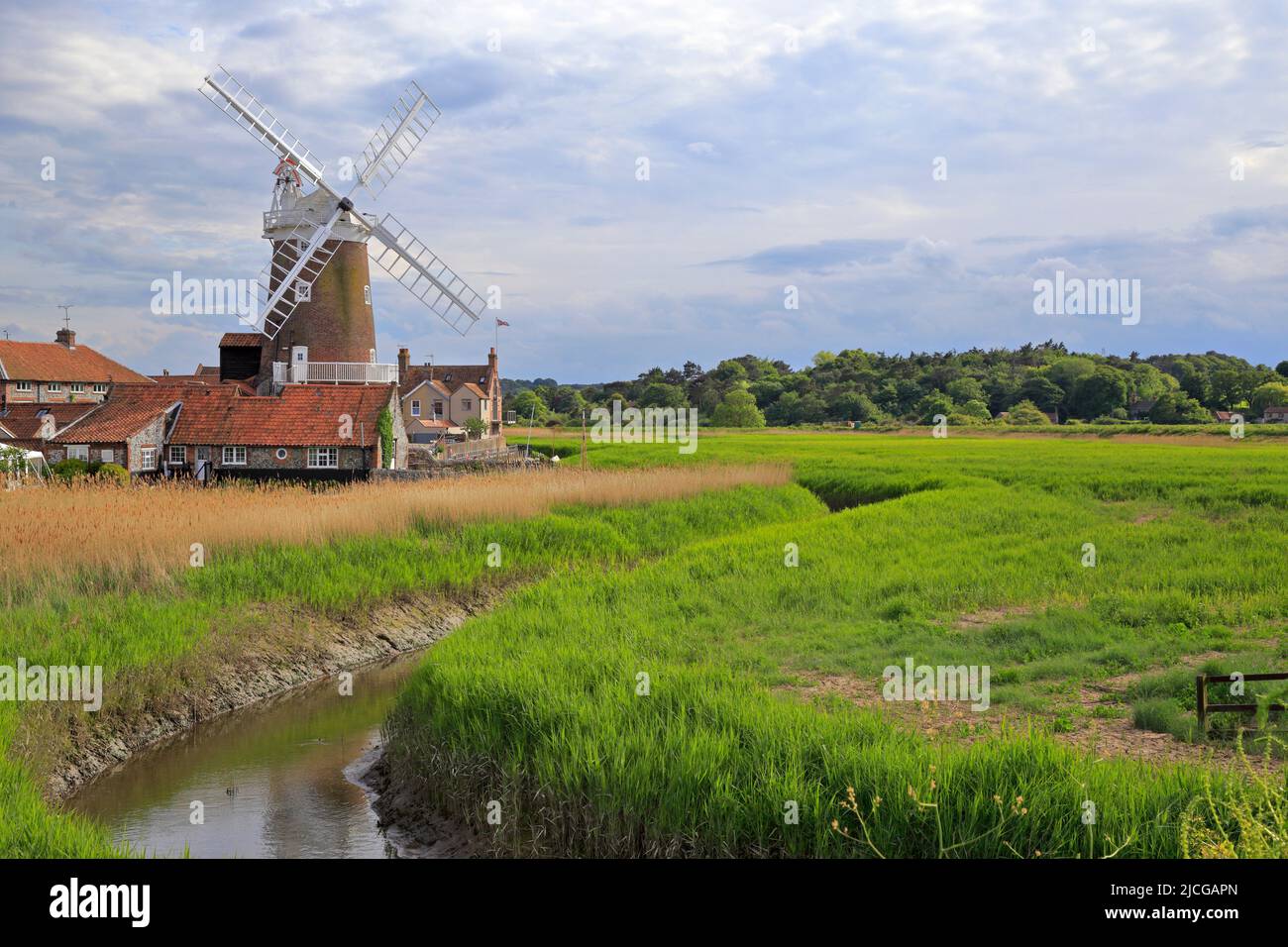 Windmühle Cley am Fluss Glaven auf dem Peddars Way und Norfolk Coast Path, Cley am Meer, Norfolk, England, Großbritannien. Stockfoto