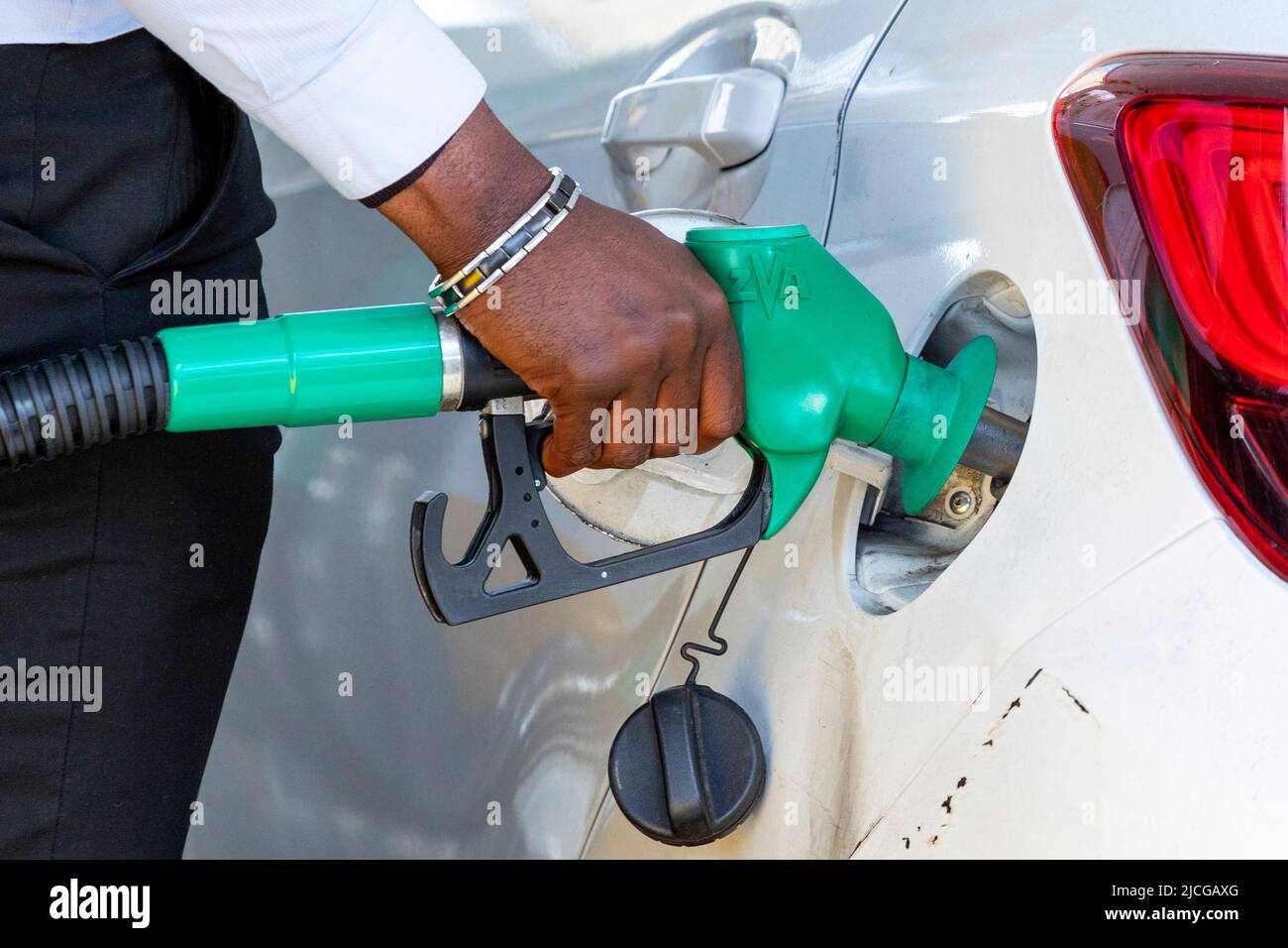 Die Fahrer sahen, wie sie ihre Autos an einer Shell-Tankstelle in South Kensington füllten. Die Benzinpreise sind nach wie vor hoch über £100 pro Liter, berechnet auf Stockfoto