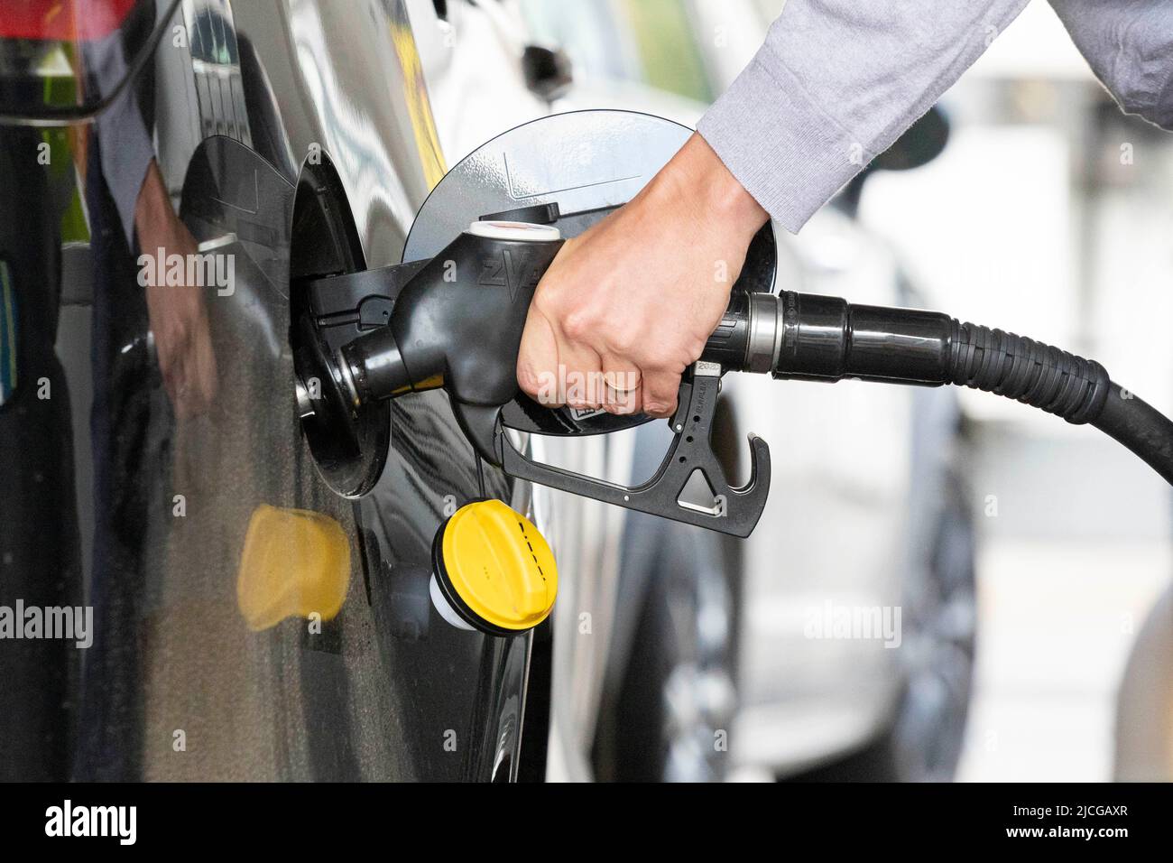 Die Fahrer sahen, wie sie ihre Autos an einer Shell-Tankstelle in South Kensington füllten. Die Benzinpreise sind nach wie vor hoch über £100 pro Liter, berechnet auf Stockfoto