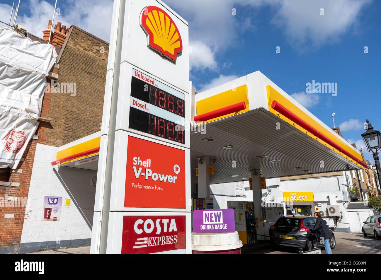 Die Fahrer sahen, wie sie ihre Autos an einer Shell-Tankstelle in South Kensington füllten. Die Benzinpreise sind nach wie vor hoch über £100 pro Liter, berechnet auf Stockfoto
