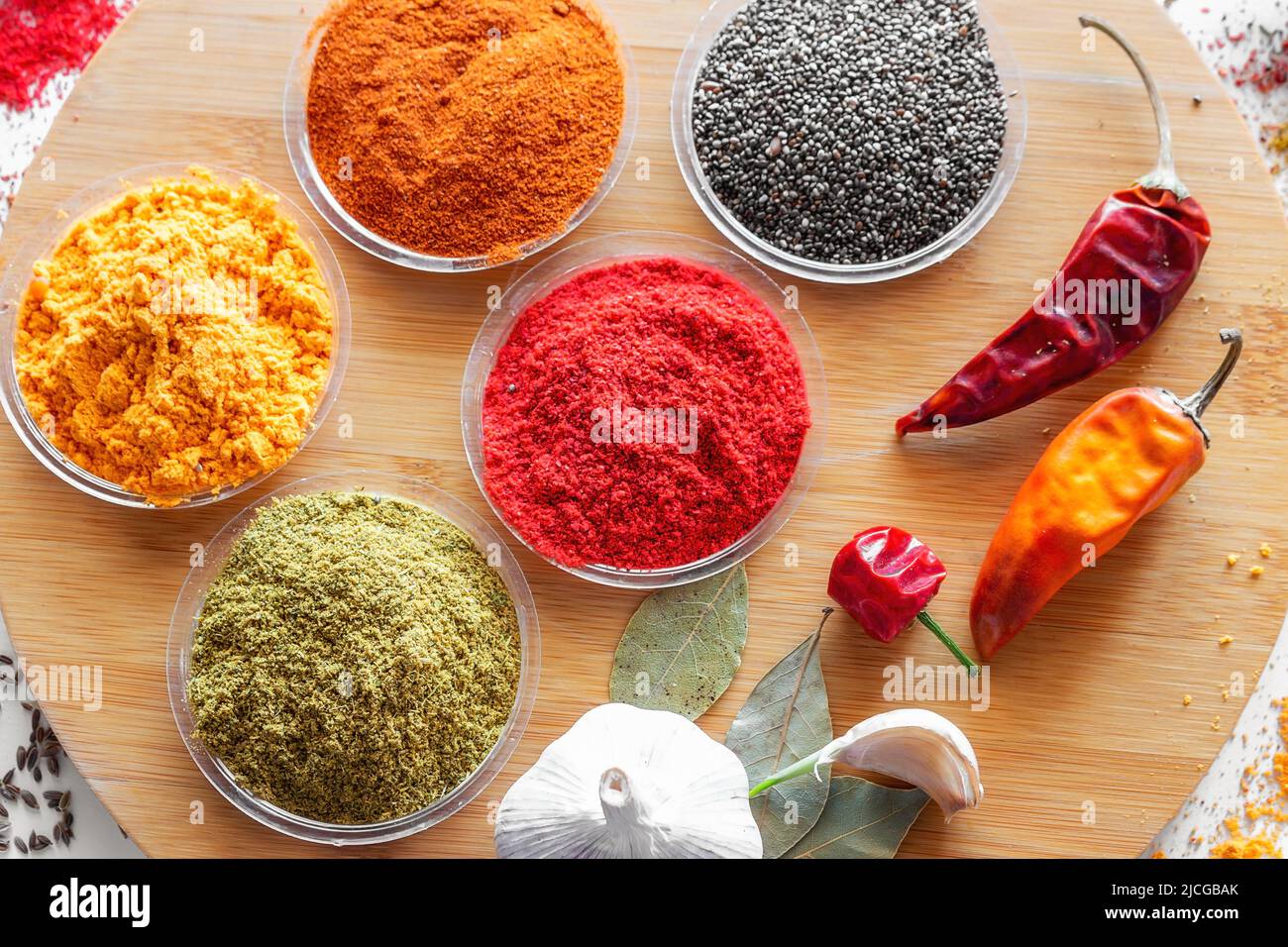 Bunte Gewürze, Pfeffer, Knoblauch und Lorbeerblatt aus nächster Nähe Stockfoto