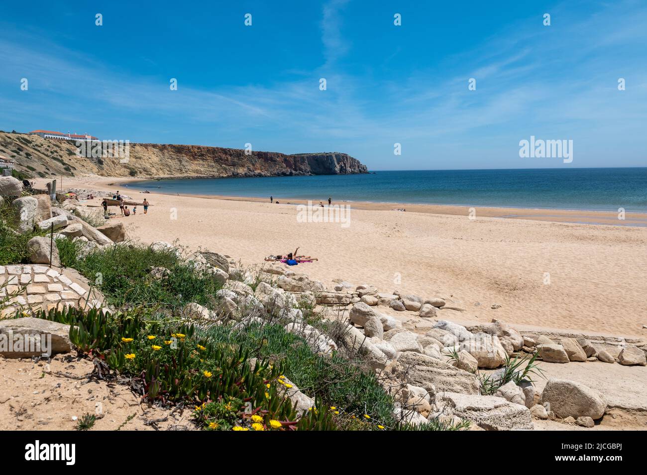 Sagres, Portugal. 2022 Mai 7. Menschen in Praia da Mareta in der touristischen Stadt Sagres an der Algarve, Portugal im Sommer 2022. Stockfoto