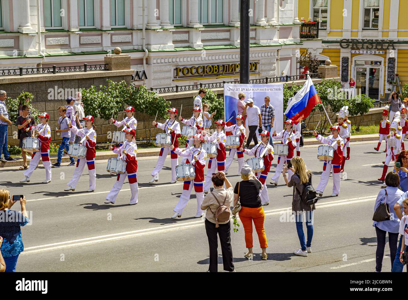 Omsk, Russland. 12. Juni 2022. Russland-Tag. Eine Gruppe Mädchen-Trommler, die an der Spitze der festlichen Parade spazieren. Stockfoto Omsk, Russland. 12. Juni 2022. Russland-Tag. Eine Gruppe Mädchen-Trommler, die an der Spitze der festlichen Parade spazieren. Stockfoto