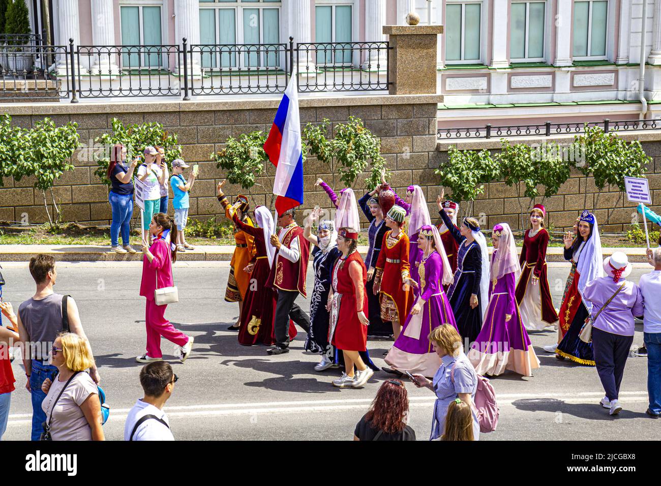 Omsk, Russland. 12. Juni 2022. Russland-Tag. Eine Gruppe von Mädchen-Vertretern der armenischen Diaspora. Stockfoto