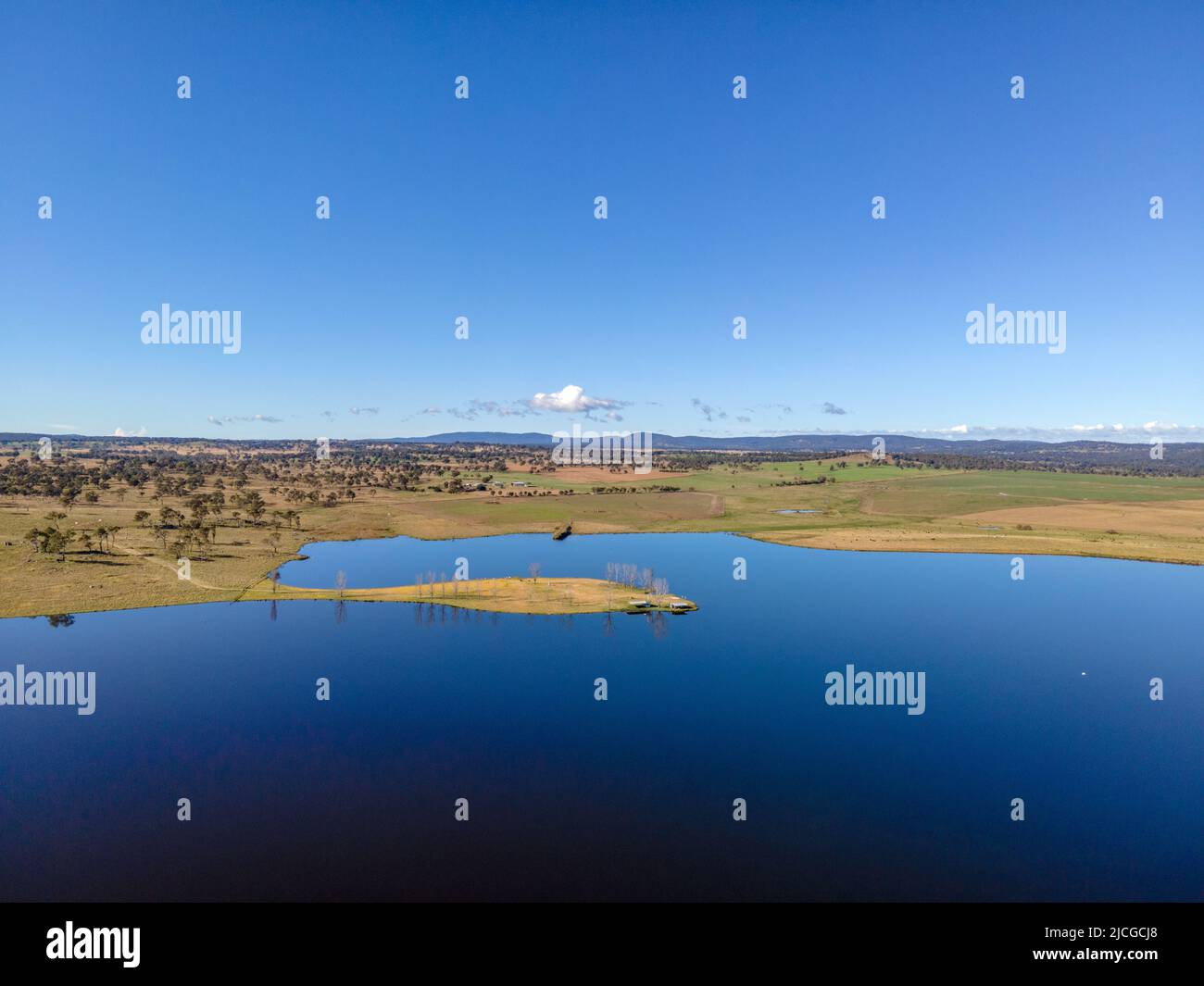 Luftaufnahme am Rangers Valley Dam, der in der Nähe von Glen Innes, NSW, Australien, liegt, einem der größten privaten Staudämme der südlichen Hemisphäre Stockfoto