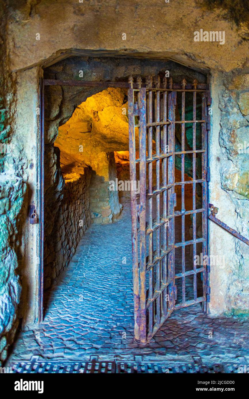 Die alte Metalltür zu den Höhlen von Herkules in Tanger Marokko Stockfoto