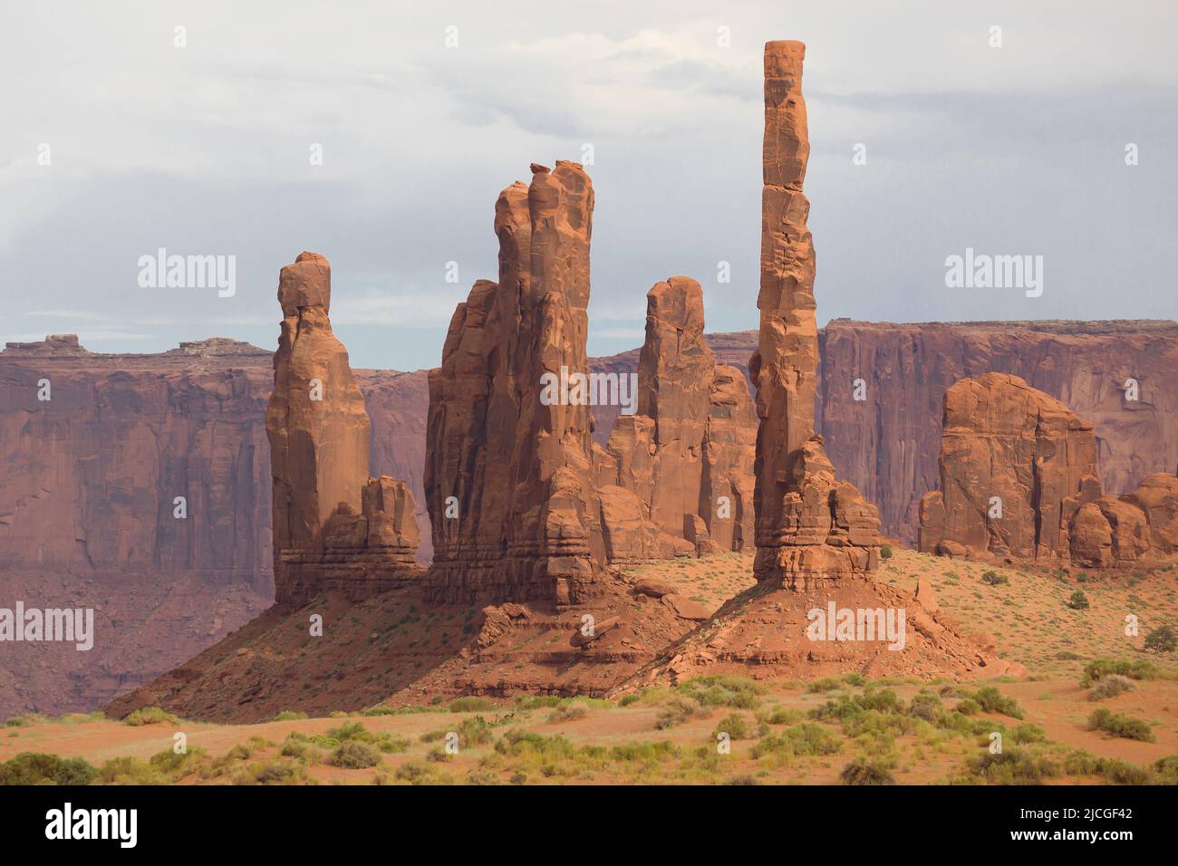Totem Pole und Yei Bi Chei Spires in Monument Valley, Arizona, USA. Stockfoto