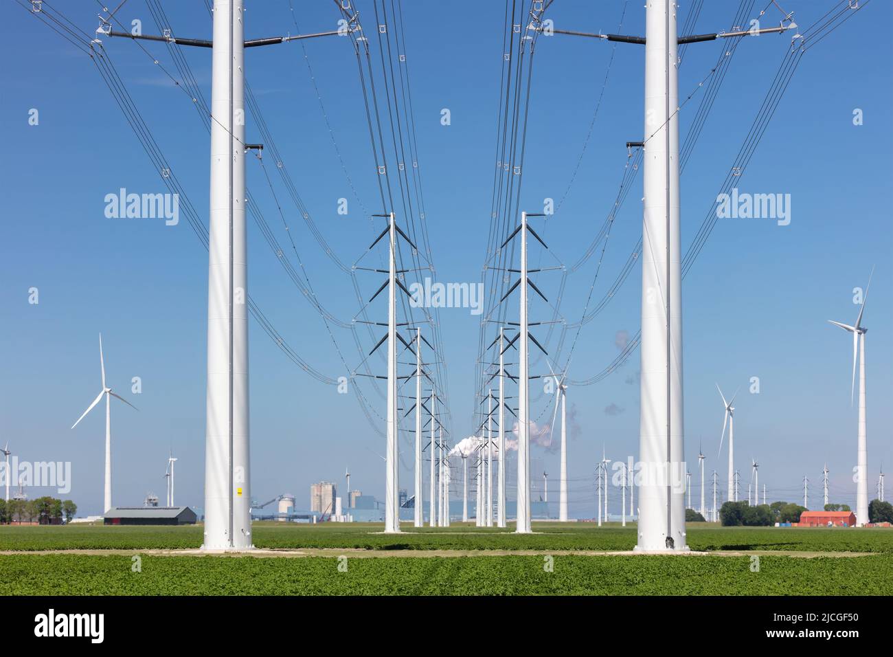 Stromübertragungstürme vor einem niederländischen Kraftwerk in Eemshaven, Niederlande Stockfoto