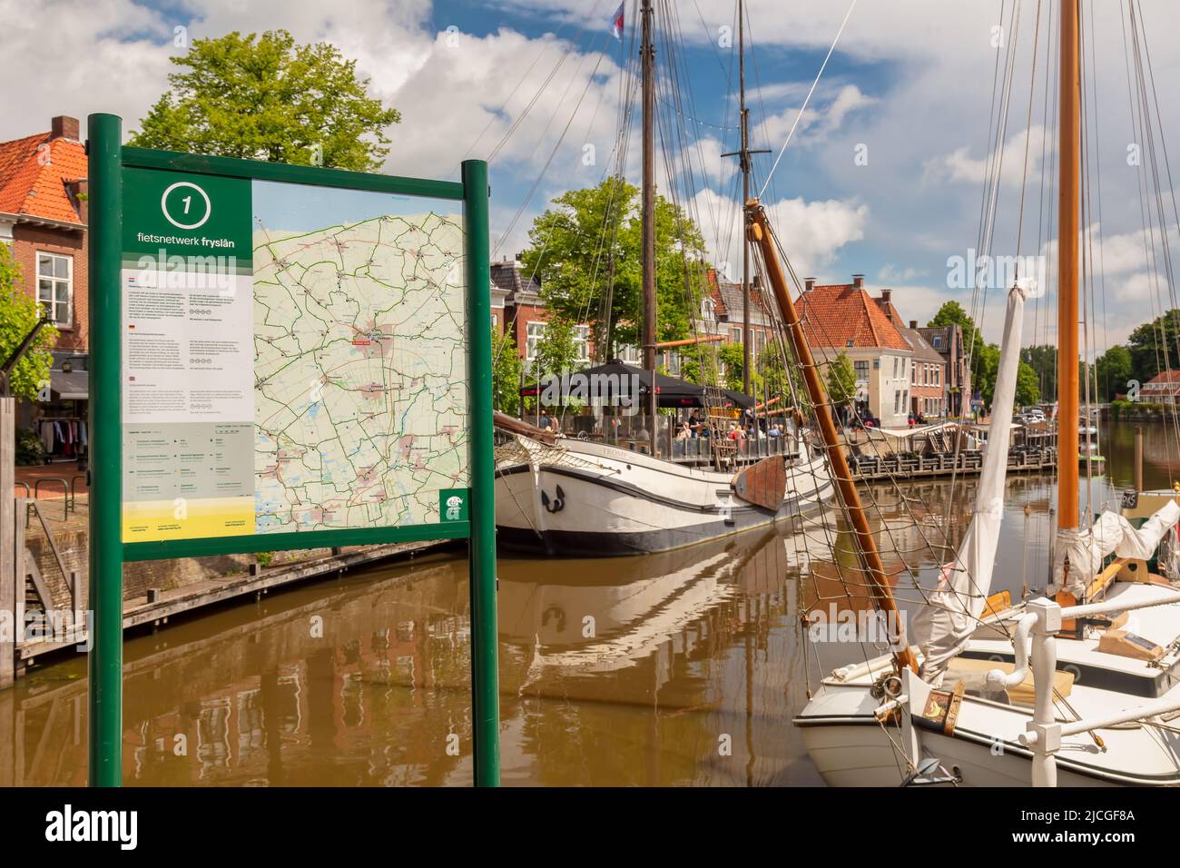 Dokkum, Niederlande - 1. Juni 2022: Touristenfahrradweg-Informationsschild im alten niederländischen Stadtzentrum von Dokkum, Niederlande Stockfoto