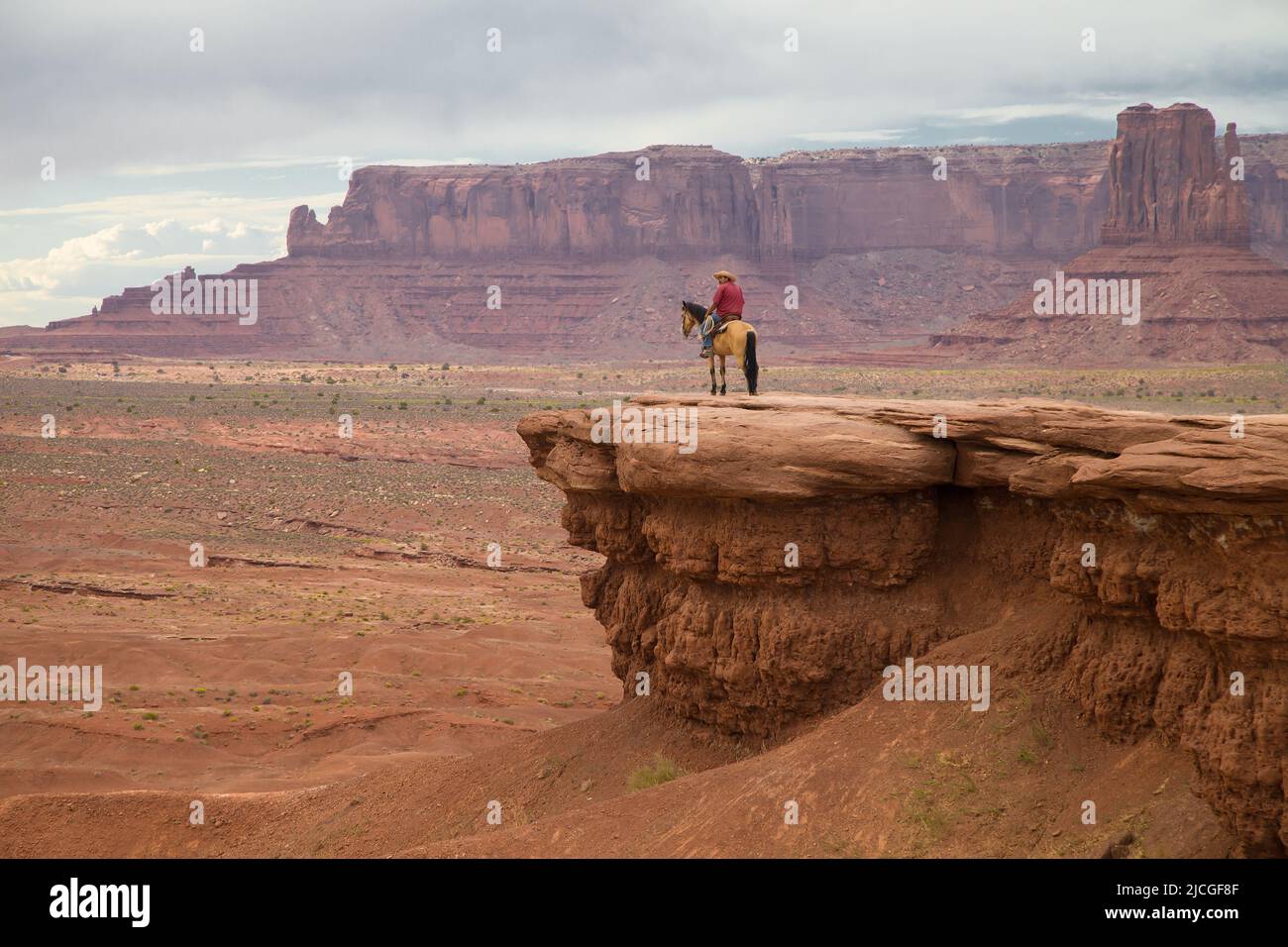 Oljato-Monument Valley, Arizona - 4. September 2019: Mann auf einem Pferd am John Ford Point in Monument Valley, Arizona, USA. Stockfoto