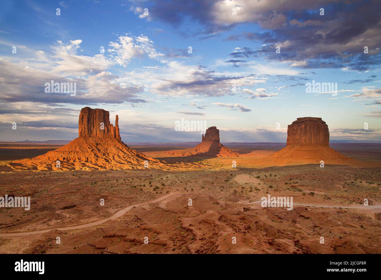 The Fäustlinge und Merrick Butte in der Abenddämmerung, Monument Valley, Arizona, USA. Stockfoto