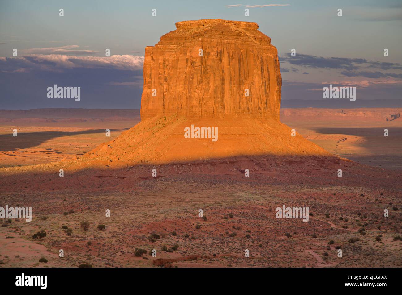 Merrick Butte in der Dämmerung, Monument Valley, Arizona, USA. Stockfoto