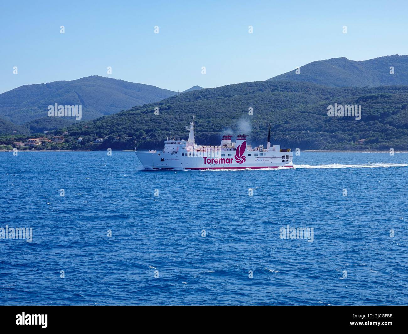 Die Fähre Toremar, Stelio Montomoli, fährt vor der Küste der Insel Elba, Italien. Stockfoto