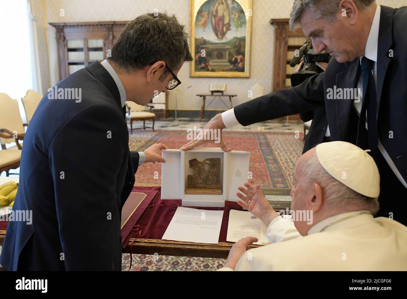 Vatikan, Vatikan. 13.. Juni 2022. Italien, Rom, Vatikan, 22/06/13 Papst Franziskus hat heute Morgen in Udienza das On empfangen. Félix Bolaños García, Minister der Präsidentschaft, Beziehungen zu den Gerichten und demokratisches Gedächtnis, und seguito im Vatikan Foto von Vatican Media/Catholic Press Photo. BESCHRÄNKT AUF REDAKTIONELLE VERWENDUNG - KEIN MARKETING - KEINE WERBEKAMPAGNEN Kredit: Unabhängige Fotoagentur/Alamy Live News Stockfoto