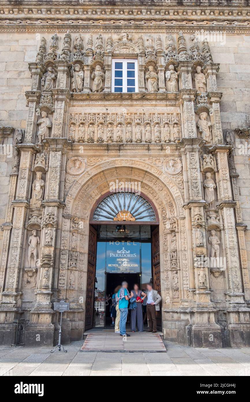 Eingang zum Parador Hostal de los Reyes Catolicos an der Plaza del Obradoiro, Santiago de Compostela, Spanien. Stockfoto