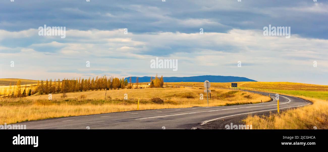 Island Road Landschaft mit Wolken und reichlich Feld Stockfoto
