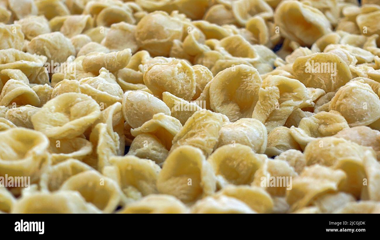 Nahaufnahme der frischen handgefertigten apulischen orecchiette Pasta. Typisch italienische Pasta Rezept Stockfoto