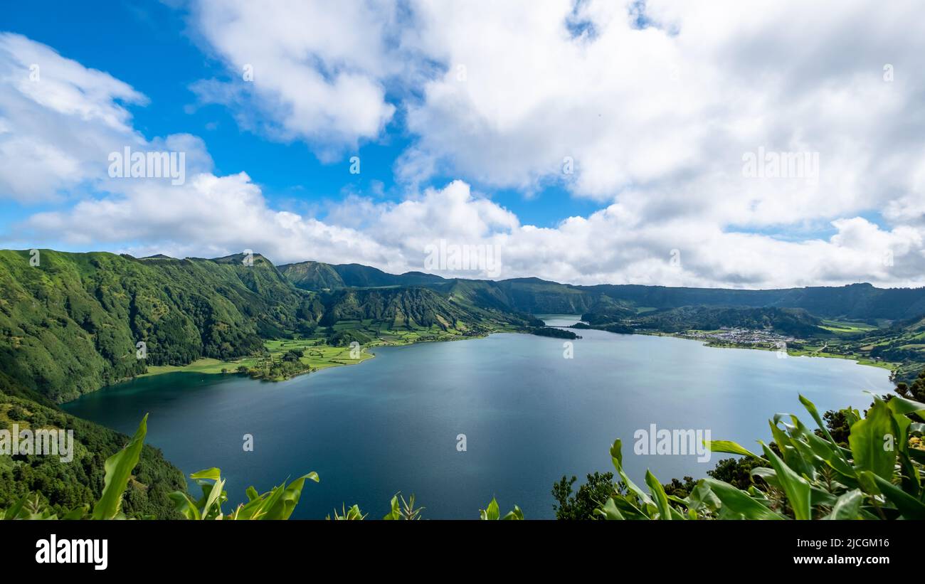 Panoramablick auf den See Sete Cidades - Lagoa das Sete Cidades - und seine zwei Lagunen, grün und blau, São Miguel Island, Azoren. Stockfoto