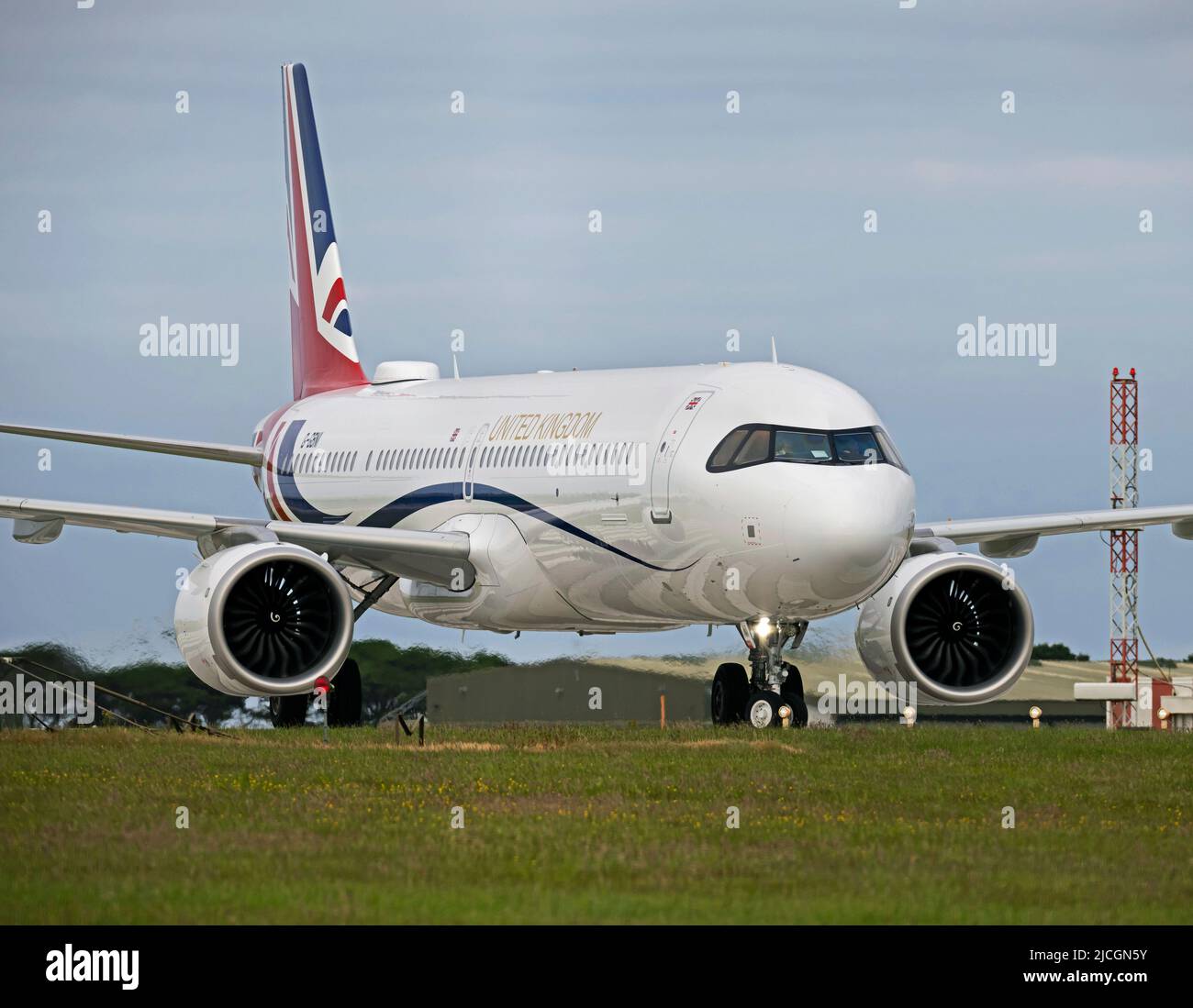 Der Transport des Premierministers Boris Johnson, ein Airbus A321, G-GBNI, kommt in RNAS Culdrose in der Nähe von Helston an, um den Premierminister nach einem Besuch im Südwesten von Cornwall am 13.. April 2022 abzuholen Stockfoto