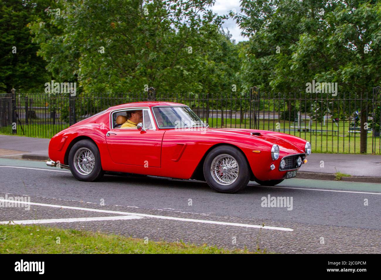 2020 roter moderner Mirage GT 2978cc Benziner; Fahrzeuge, die während des Jahres 58. der Manchester to Blackpool Touring Assembly für Veteran, Vintage, Classic und geschätzte Autos vorgestellt wurden. Stockfoto