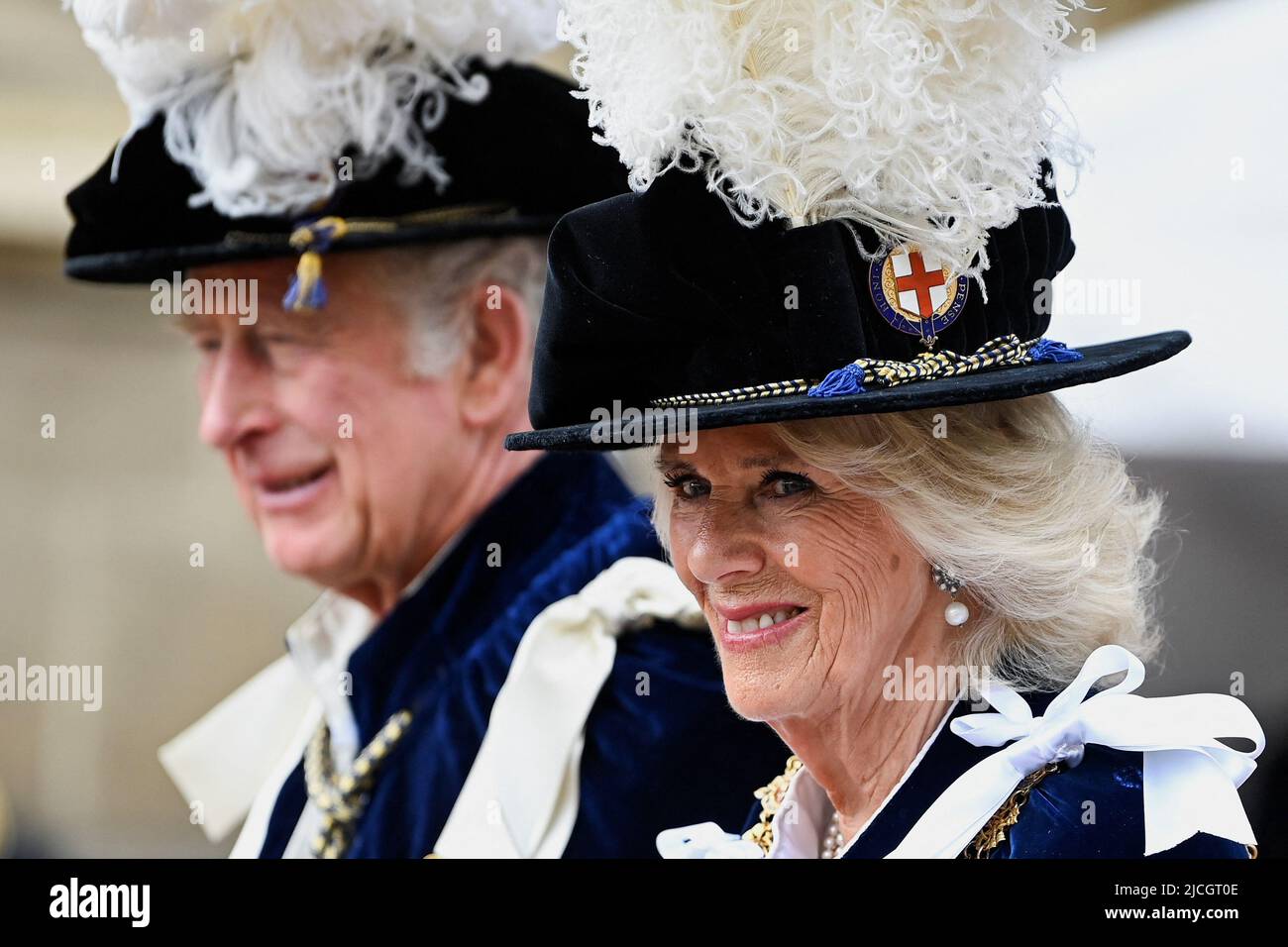 Der Prinz von Wales und die Herzogin von Cornwall kommen zum jährlichen Garter-Gottesdienst in der St. George's Chapel, Windsor Castle. Bilddatum: Montag, 13. Juni 2022. Stockfoto