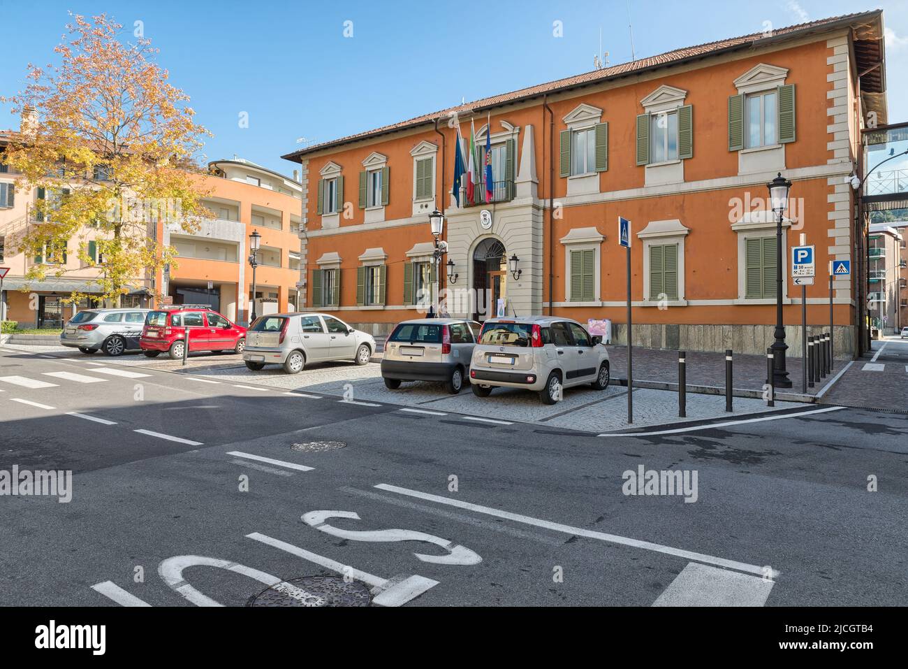 Zentrum der Stadt Oggiono mit dem Rathaus, Platz Garibaldi. Oggiono ist eine kleine Stadt am See Annone in Norditalien, Provinz Lecco Stockfoto