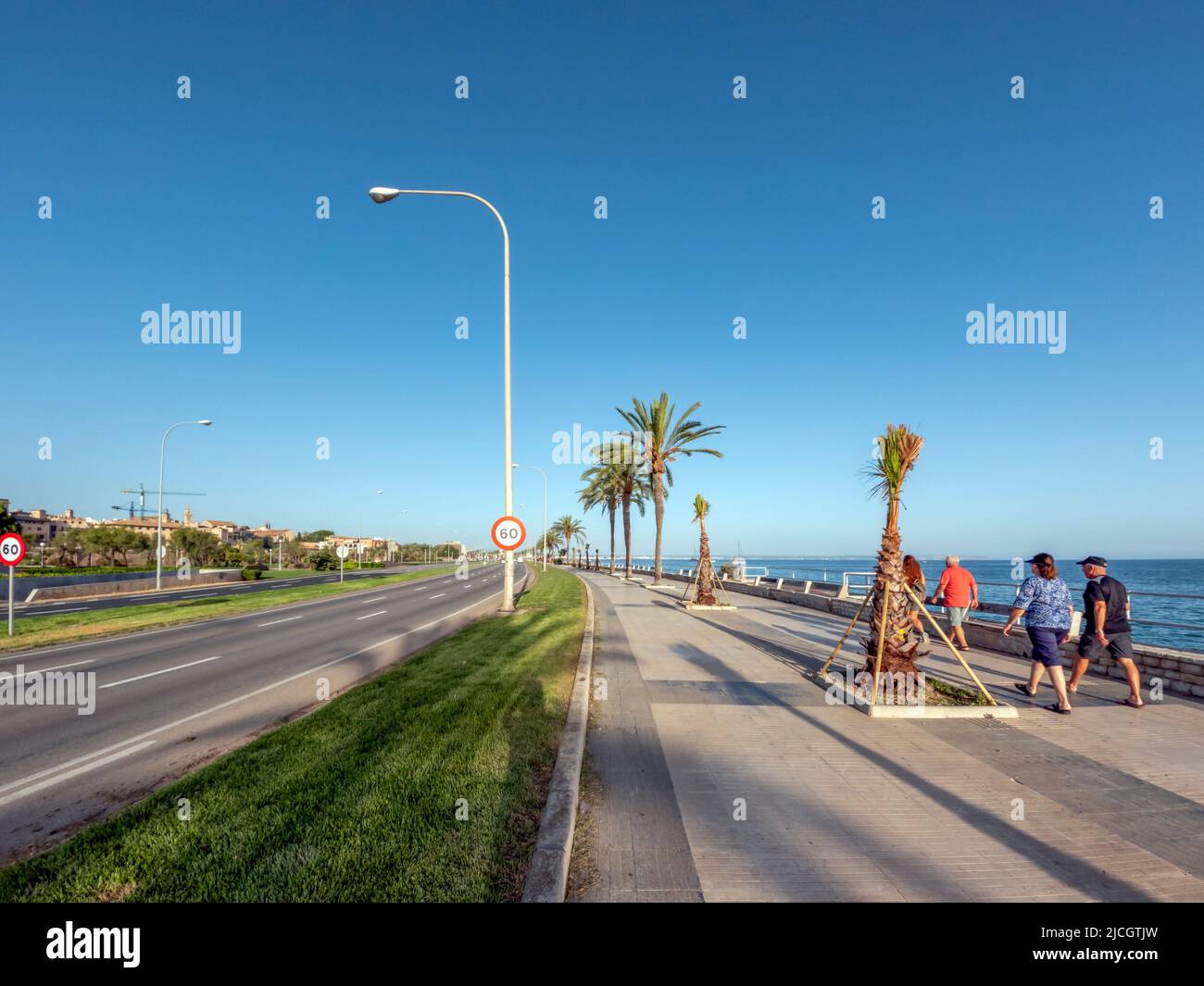 Palma de Mallorca, Spanien - Juni, 2022 : Küstenpromenade im Sommer sonnigen Tag Stockfoto