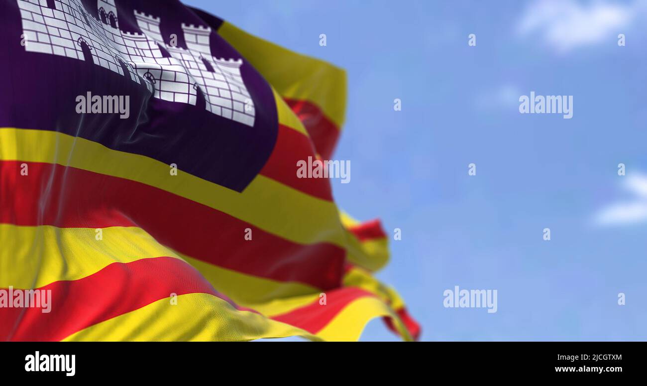 Rückansicht der Flagge der Balearen, die an einem klaren Tag im Wind winkt. Die Balearen sind ein spanischer Archipel in der Balearen, in der Nähe der Stockfoto