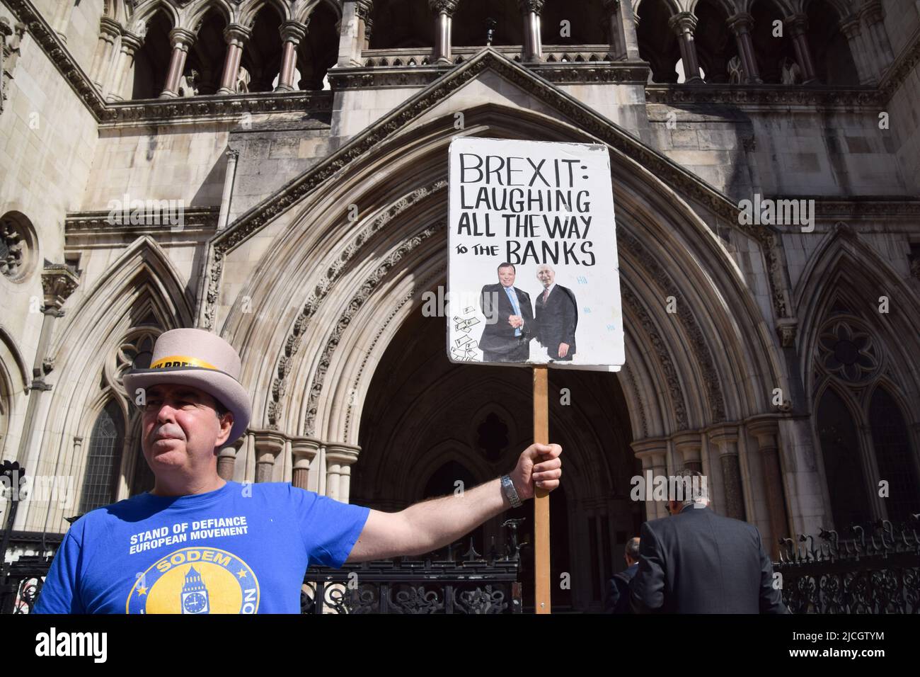 London, Großbritannien. 13.. Juni 2022. Der Anti-Brexit-Aktivist Steve Bray hält ein Zeichen, das den Brexit verspottet, und Arron Banken vor den königlichen Gerichtshöfen, während Brexit-Backer-Banken sein Verleumdungsverfahren gegen die Journalistin Carole Cadwalladr verlieren. Kredit: Vuk Valcic/Alamy Live Nachrichten Stockfoto