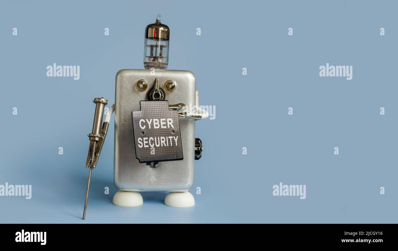 Der Roboter hält einen Schild mit der Aufschrift cybersecurity. Stockfoto