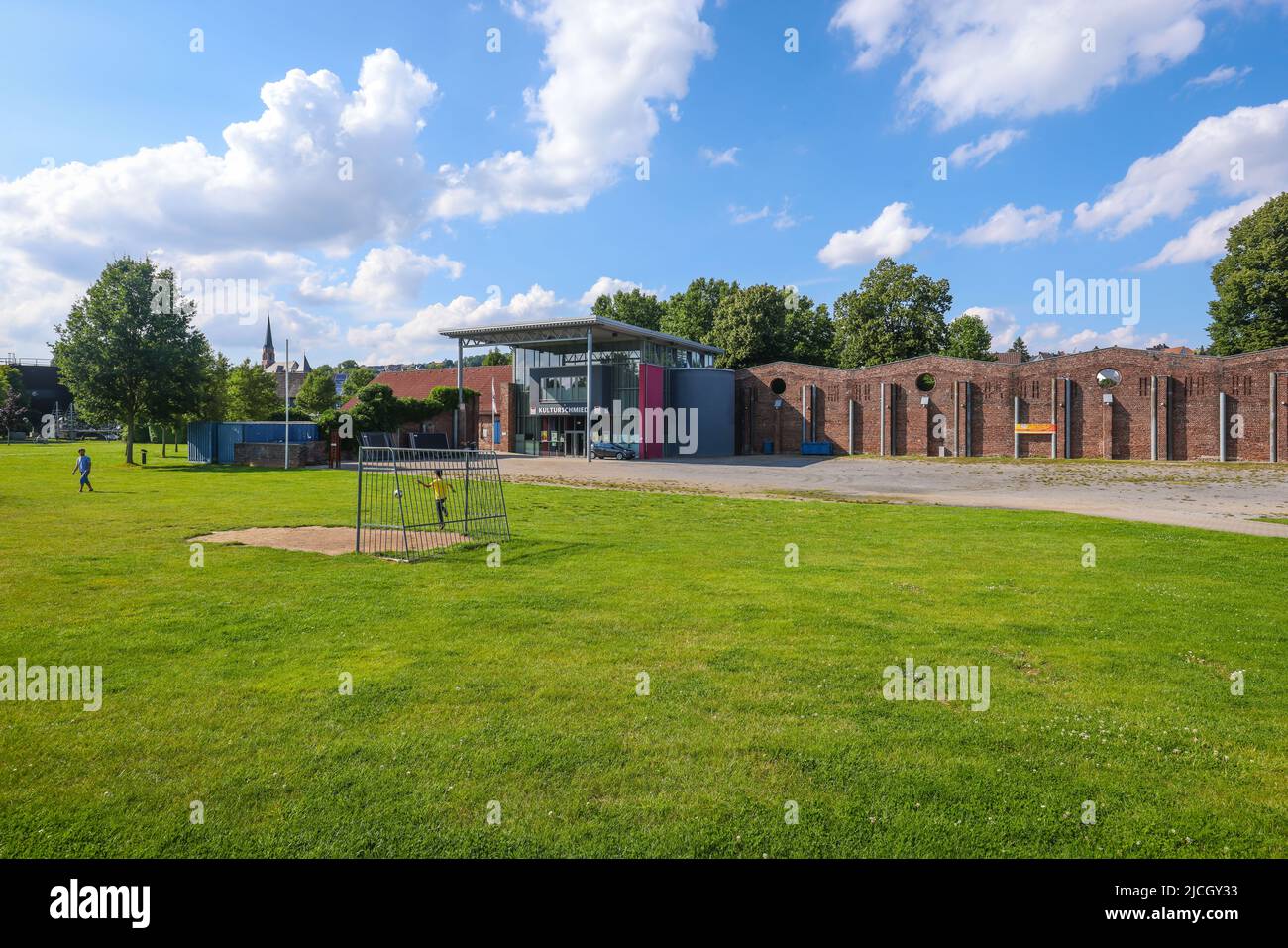 Froendenberg, Nordrhein-Westfalen, Deutschland - Fußballplatz, Kulturschmiede und Westfälisches Kettenmuseum im Himmelmann Park direkt am Ru Stockfoto