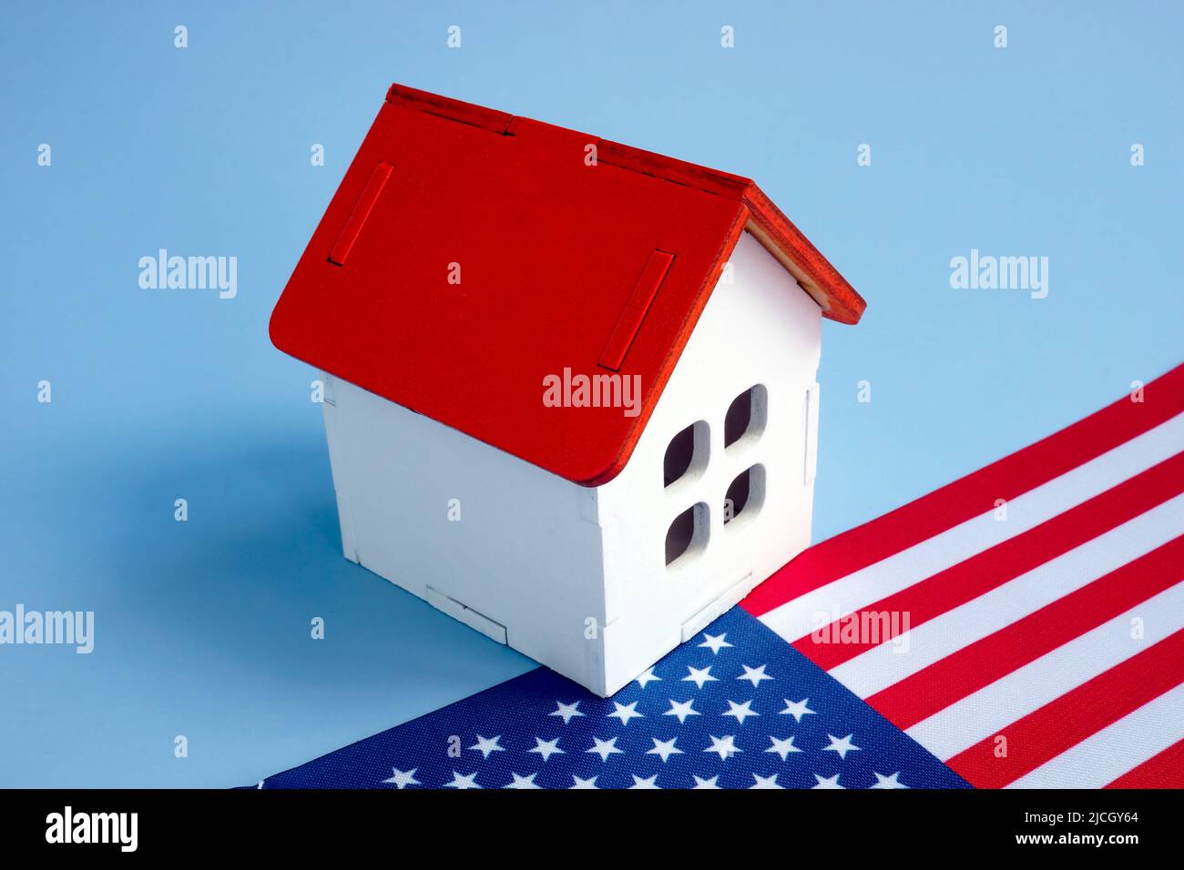 USA Flagge und kleines Haus. VA-Leihkonzept. Stockfoto