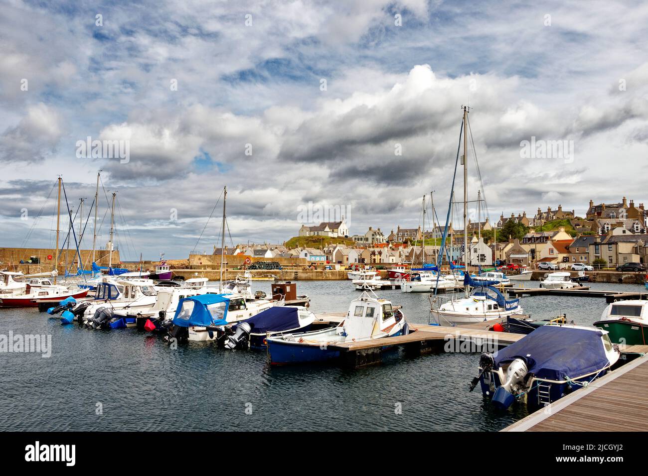 FINDOCHTY MORAY SCOTLAND DER HAFEN MIT FESTFAHRENDEN FISCHERBOOTEN UND YACHTEN UND EINER KIRCHE AUF DEM HÜGEL Stockfoto