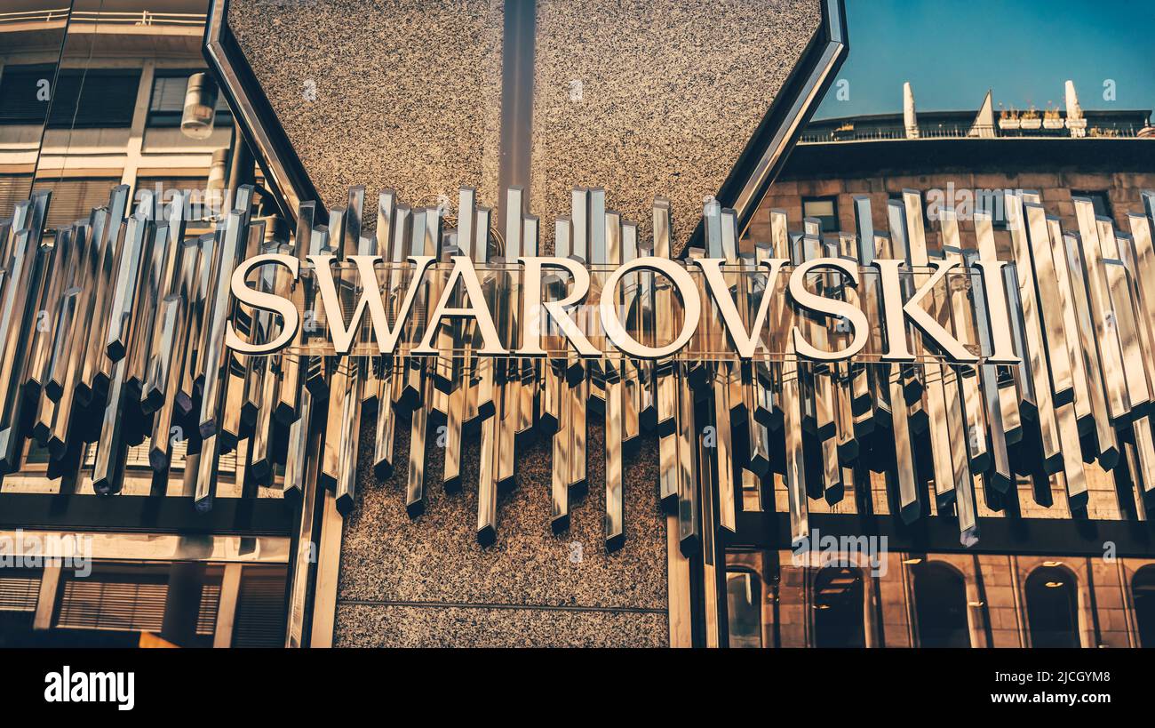 Mannheim, Deutschland - 11. Juni 2022: Swarovski Luxus-Modehaus Exterior Logo in Mannheim. Swarovski Kristall umfasst Heimtextilien, Schmuck Stockfoto