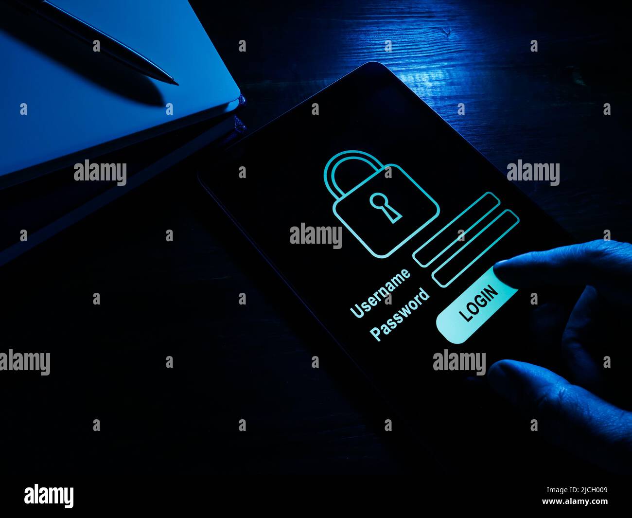 Cybersicherheit. Die Hand gibt den Login und das Passwort auf dem Bildschirm ein. Stockfoto