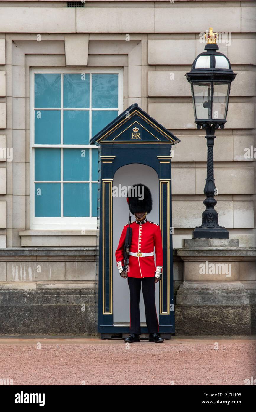 Wachposten am Buckingham Palace. Stockfoto