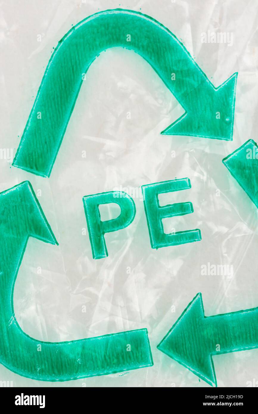 Grün bedrucktes Mobius Recycling-Logo auf zerknitterte Plastiktüte mit Buchstaben PE für Polyethylen. Unsicher, ob es sich um eine „alte“ oder inoffizielle Klassifizierung handelt. Stockfoto