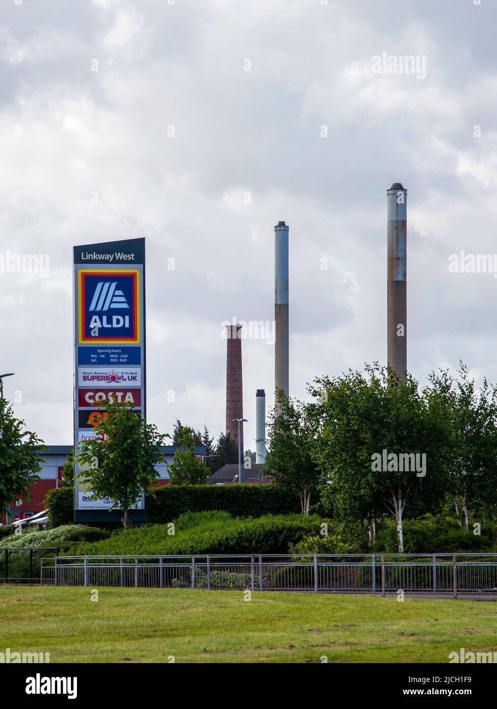 Skyline von Linkway West mit Pilkington's Glass Schornsteinen im Hintergrund, St. Helens, Großbritannien. Stockfoto