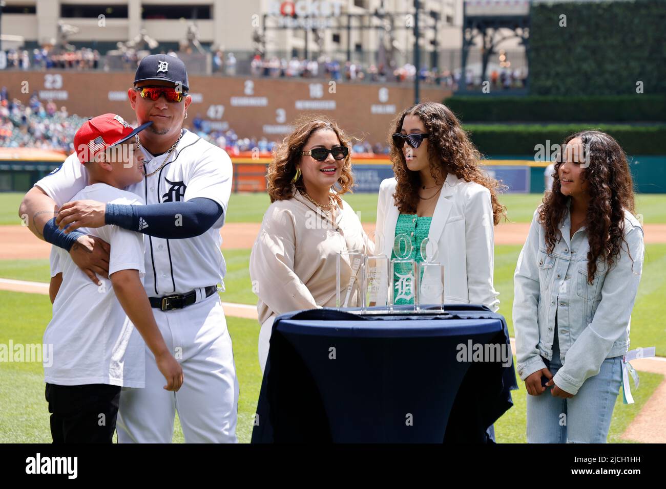 DETROIT, MI - 12. JUNI: Detroit Tigers ernannte Hitter Miguel Cabrera (24) mit seiner Familie, während er in Pregame-Zeremonien geehrt wurde, die seinen 500. Heimlauf im letzten Jahr und seinen 3.000. Hit Anfang der Saison vor dem Spiel gegen die Toronto Blue Jays am 12. Juni 2022 im Comerica Park in Detroit, Michigan feierten. Die Blue Jays besiegten die Tigers mit 6:0. (Joe Robbins/Image of Sport) Stockfoto