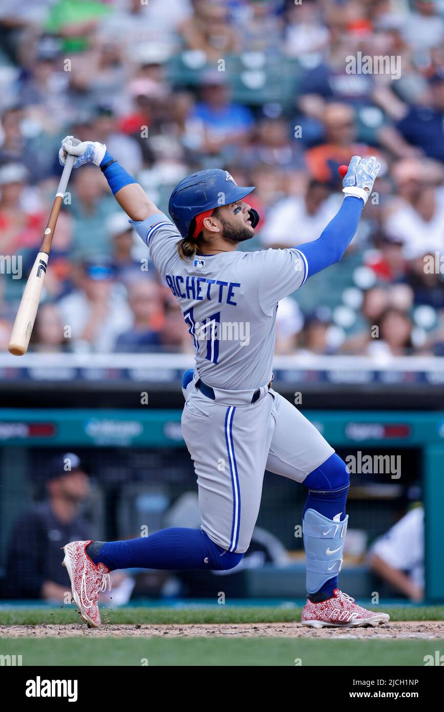 DETROIT, MI - 12. JUNI: Toronto Blue Jays Shortstop Bo Bichette (11) schlägt am 12. Juni 2022 im Comerica Park in Detroit, Michigan gegen die Detroit Tigers. Die Blue Jays besiegten die Tigers mit 6:0. (Joe Robbins/Image of Sport) Stockfoto