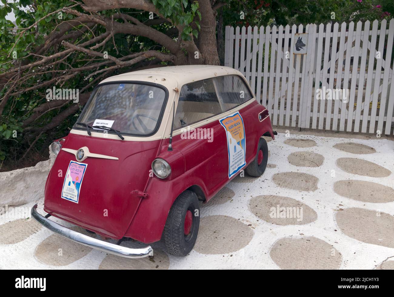 BMW Isetta 600, c 1958 Oldtimer auf Tilos Island. Wird als Werbung für ein lokales Hotel verwendet Stockfoto